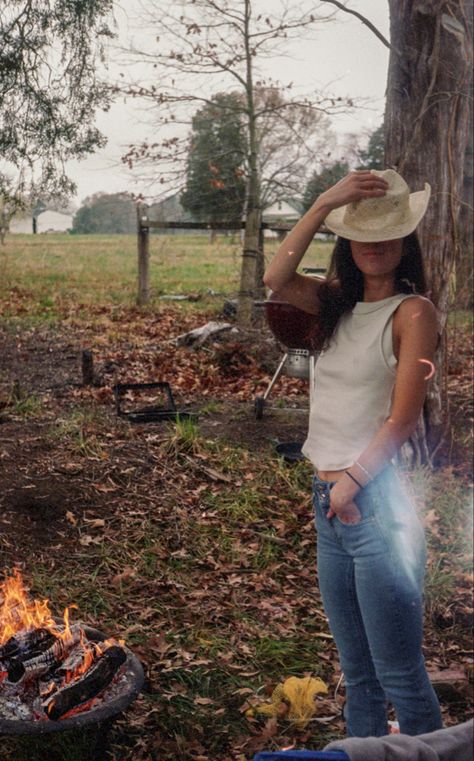 Cozy Western Aesthetic, Southern Folk Aesthetic, Cozy Cowgirl Aesthetic, Brunette Cowgirl Aesthetic, East Coast Cowgirl, Earthy Cowgirl, 70s Country Aesthetic, Soft Country Aesthetic, 90s Country Aesthetic