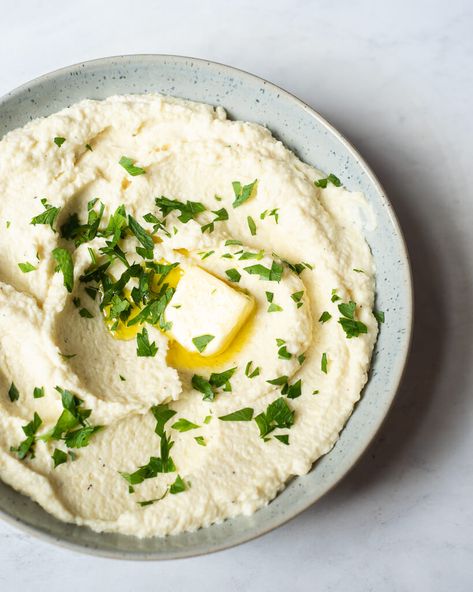 a bowl of mashed parsnips garnished with parsley and a pat of butter Parsnip Puree Recipe, Parsnip Mash, Mashed Parsnips, Parsnip Recipes, Fried Turkey Recipes, Fed And Fit, Parsnip Puree, Easy Vegetable Side Dishes, Roasted Parsnips