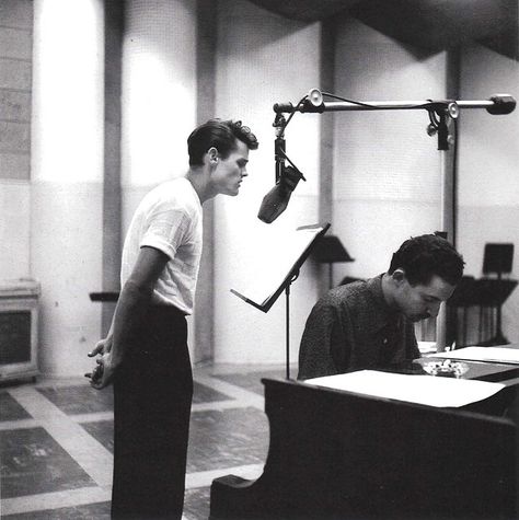 Chet Baker recording vocals with Russ Freeman at the piano, Los Angeles, 1954, photo by William Claxton William Claxton, Melody Gardot, Arte Jazz, Scotty Moore, Chet Baker, Damien Chazelle, Classic Jazz, Jazz Artists, Cool Jazz