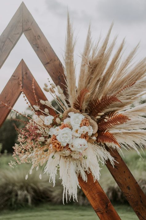 Boho Western Wedding Arbor, Boho Decor Wedding Inspiration, Boho Terracotta Bridesmaid Bouquet, Terracotta Wedding Inspiration, Boho Flowers For Arch, Terracotta Boho Wedding Bouquet, Wedding Reception Tables Centerpieces Diy, Outside Wedding With Lights, March Boho Wedding