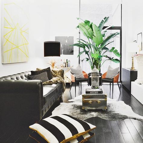 Black Leather Sofas, Black Floor, Black Sofa, Interior Modern, Decoration Inspiration, A Living Room, Apartment Living Room, Living Room Inspiration, Apartment Living