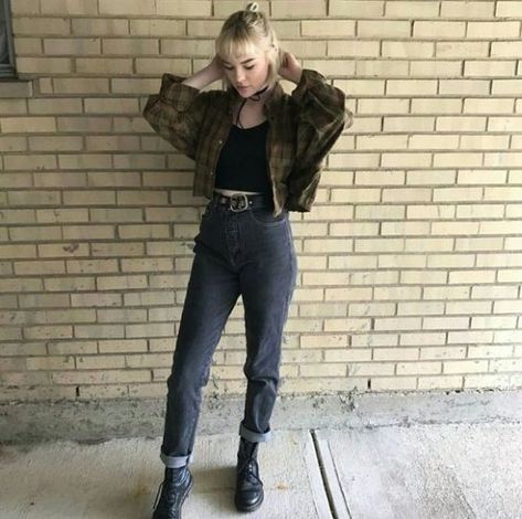 10 Different Ways To Style Mom Jeans Black Mom Jeans Outfit, Mom Jeans Black, Flannel Outfit, Doc Martens Outfit, Goth Outfit, Mom Jeans Outfit, Black Mom Jeans, Flannel Outfits, Aesthetic Grunge Outfit