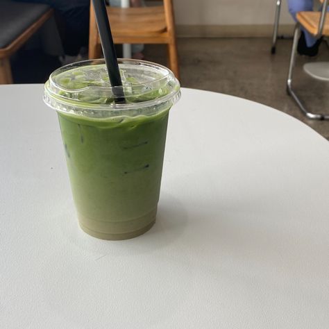 Ice Matcha Latte Starbucks, Matcha Iced Coffee, Iced Matcha Aesthetic, Food Inspo Aesthetic, Starbucks Aesthetic Matcha, Matcha Shop Aesthetic, Matcha Drink Aesthetic, Matcha Latte Aesthetic, Iced Matcha Latte Aesthetic