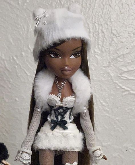 Winter Doll Aesthetic, Bratz Fur Outfit, Bratz Makeup Tutorial, Brats Clothes, Sasha Bratz Outfits, Bratz Cosplay, Bratz Dolls Outfits, Bratz Doll Outfits Inspiration, Bratz Christmas