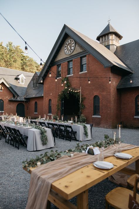 Stowe Vermont Wedding, Vermont Wedding Venues Fall, Wedding Venues In New York, Small Vermont Wedding, Wedding Venue New England, Vermont Summer Wedding, Shelburne Farms Vermont, Coastal Fall Wedding Decor, Wedding Venue Farm