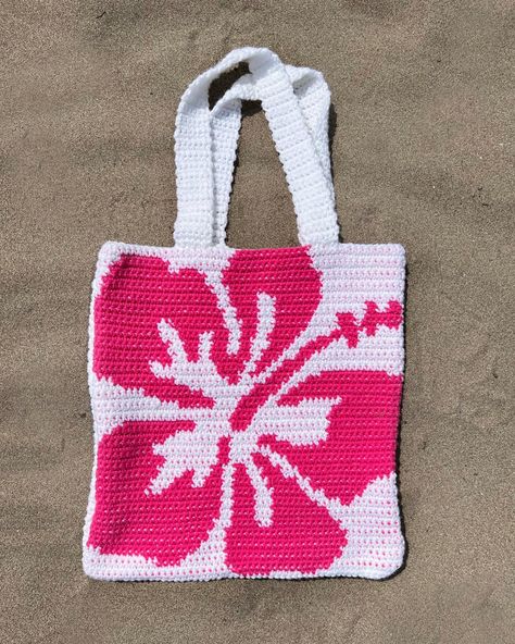 Super cute stylish bag perfect for the summer! Can be customizable and ordered theough my instagram @stitchedbysaf ! Diy Hibiscus Flower, Crochet Hibiscus Flower, Hibiscus Flower Crochet, Hibiscus Flower Tote Bag, Crochet Graph, Flower Tote, Crochet Tops Free Patterns, Crochet Inspo, Flower Crochet