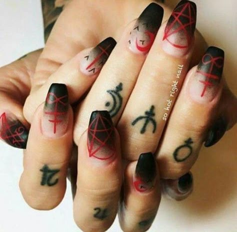 Faded Nails, Neat Nails, Witch Nails, Witchy Nails, Gothic Nails, Goth Nails, Halloween Nail Designs, Halloween 2017, Halloween Nail Art