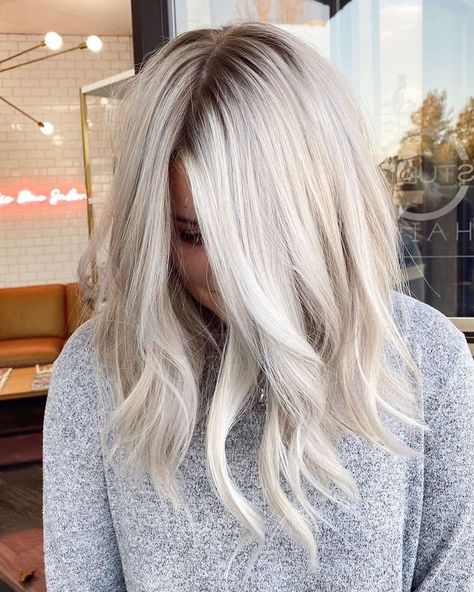 Rooty Platinum Blonde Hair, Platinum Blonde Smudge Root, Blonde Balayage To The Root, Platinum Blonde With Brown Roots, Platinum Blonde Hair Roots, Platinum Hair With Root Smudge, Soft Rooted Blonde, Platinum Hair Shadow Root, Platinum Blonde With Root Tap