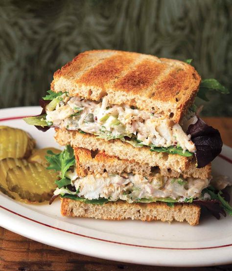 Classic Tuna Salad Sandwich, Tuna Salad Sandwich Recipe, Tuna Sandwich Recipes, Tuna Fish Sandwich, Sandwich Healthy, Lunch Sandwiches, Classic Tuna Salad, Grill Sandwich, Tuna Salad Sandwich