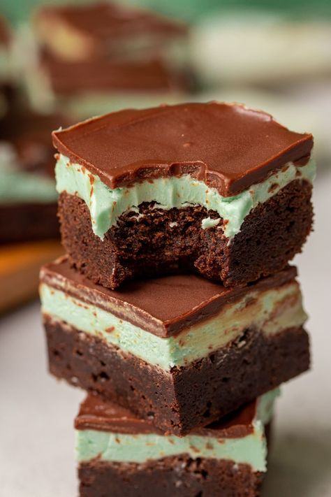 Mint Chocolate Brownies, Mint Brownies Recipe, Chocolate Cheesecake Brownies, Chocolate Mint Brownies, Mint Frosting, Mint Desserts, Calorie Snacks, Chocolate Mint Cookies, Mint Brownies