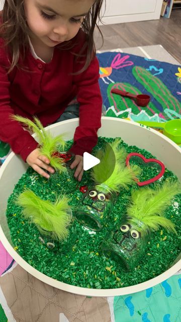 Desiree Blanchard, M.H.K | Baby & Toddler Play on Instagram: "♥️💚GRINCH sensory play! Who else loves The Grinch as much as we do? 🤩   ✨Follow @lovebloomlearn for more easy play ideas! 🧚  To recreate the activity, dye some white rice using green and yellow food colouring. Place a couple of cups of rice in a ziplock bag, a few squirts of food colouring and a couple of squirts of hand sanitizer or vinegar. Seal the bag and shake until the rice is completely covered. Lay flat on a baking pan to dry. We drew the Grinch on jars using green feathers and googly eyes. Add everything to a tray with scoops and heart cutters. Have fun! 💕  👶🏼👶🏽👶🏾This activity is recommended for toddlers+. Supervision is always required.⚠️  ✨🌈For more easy play ideas, check out my “Baby and Toddler Caregiver Green Activities For Preschool, Sensory Stations, Green Activities, Yellow Food, Green Feathers, Cup Of Rice, Sensory Table, Food Colouring, Ziplock Bag