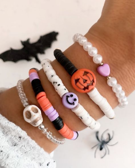 Bracelet Patterns Halloween, Cute Halloween Crafts For Adults, Cute Halloween Bracelet Ideas, Autumn Beaded Bracelet, Halloween Clay Bracelets, Diy Halloween Bracelets, Bracelet Ideas Halloween, Halloween Clay Bead Bracelet, Halloween Bracelet Patterns