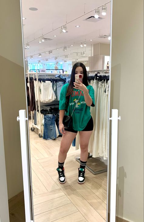 Casual Las Vegas Outfit Summer, Outfits Oversize Mujer, Outfit Ideas Oversized Shirt, Outfits Curvy Juvenil, Outfits For Hot Weather, Green Tee Shirt, Outfits Gorditas, Outfit Oversize, Mode Zara