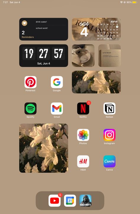 I Pad Home Screen, Aesthetic Ipad Home Screen, Ipad Organization Homescreen, Ipad Home Screen Ideas, Ipad Home Screen Layout, Ipad Layout Ideas, App Design Ipad, Ipad Aesthetics, Ipad Setup