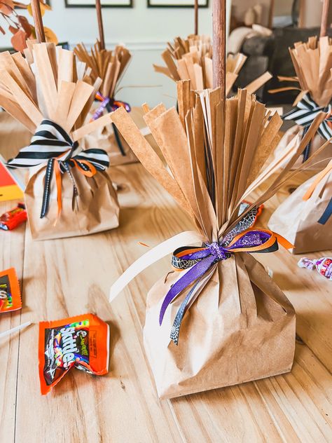 Halloween Broomstick Treat Bags, Witches Broom Treat Bags, Broom Treat Bags, Diy Witch Broom, Diy Witch, Classroom Halloween, Classroom Halloween Party, Witches Broom, Halloween Goodie Bags