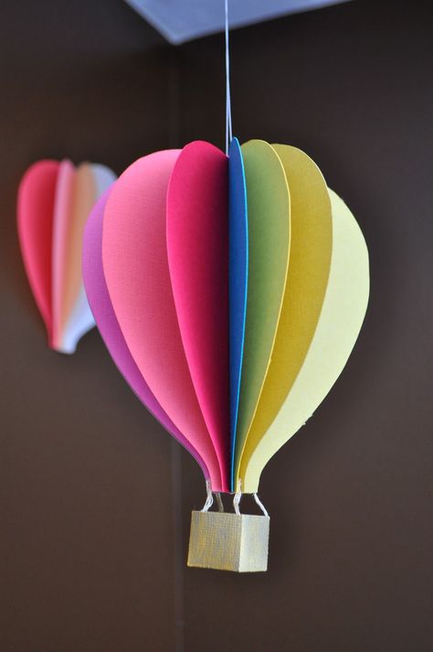 Papercraft Hot Air Balloon Mobile Tutorial yay, another hot air balloon, we might be developing a theme here! Hot Air Balloon Party, Balloon Mobile, Paper Mobile, Balloon Crafts, Hot Air Balloons, Wrapping Ideas, Air Balloons, Paper Projects, Party Balloons