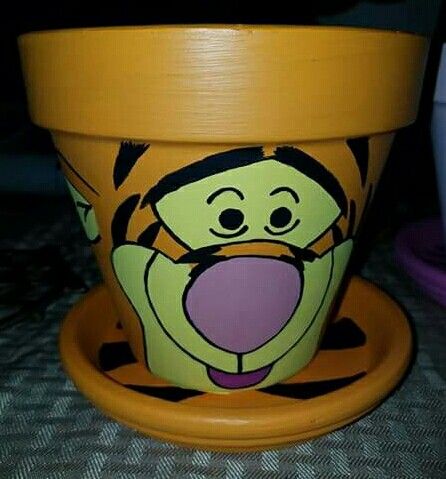 Tigger pot Painting Garden Pots, Flower Pot Animals, Painted Planter Pots, Flower Pot Design Ideas, Diy Painted Flower Pots, Boho Crafts Diy Decor, Clay Pot Art, Cheap Diy Crafts, Clay Pot Projects