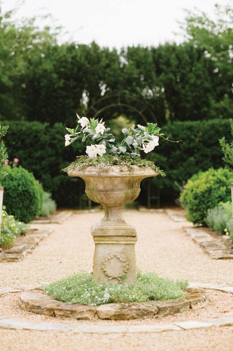 Lawn Steps, Italian Garden Design, Circular Lawn, Garden Pathways, European Garden, French Country Garden, Garden Urns, Garden Stand, Rustic Italian