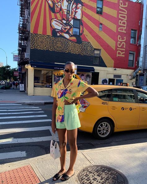 It Girls Are Wearing Hawaiian Shirts That Are 10 Times Cooler Than Your Dad's Tropical Shirt Outfit, Tampa Bachelorette, Trendy Back To School Outfits, Fall Boot Trend, Summer Holiday Style, Fashion Overalls, Summer Thrift, Hawaiian Shirt Outfit, Tropical Shirt