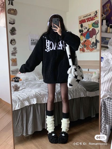 White Y2k Outfit, Leg Warmers Outfit Aesthetic, Outfits With Knee High Socks, Flare Leg Warmers, Outfit With Leg Warmers, Winter Fits Aesthetic, Sweater Outfits Korean, Legwarmers Outfit, Arm Warmers Outfit