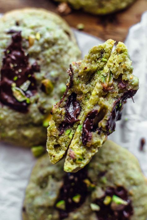 Pistachio Cookies Recipe, Chocolate Pistachio Cookies, Pistachio Recipes, Chocolate Pistachio, Pistachio Cookies, Savoury Cake, How Sweet Eats, Cookies Recipe, Clean Eating Snacks