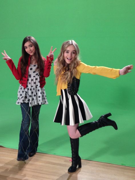 Maya And Riley, Maya Girl, Channel Outfits, Riley Matthews, Sabrina Carpenter Outfits, Disney Bound Outfits, Tv Show Outfits, Boy Meets World, Girl Meets World