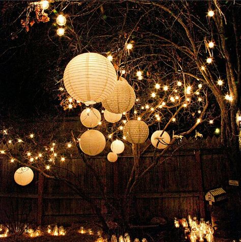 Brighten your backyard tea party for those warm summer nights with these fantastic lanterns! Backyard Lighting Diy, Deco Champetre, Outdoor Lighting Ideas, Backyard Lighting, Backyard Party, Summer Diy, Outdoor Party, Paper Lanterns, Landscape Lighting