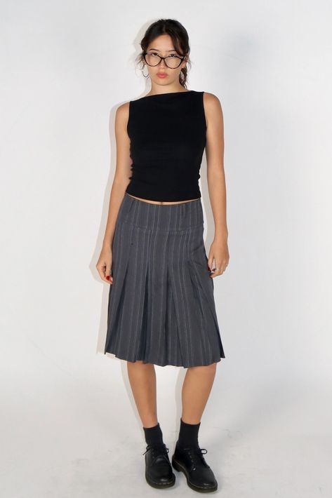 Gray Skirt Outfit, Grey Midi Skirt, Midi Skirts Style, Pleated Skirt Outfit, Midi Skirt Outfit, Striped Midi Skirt, 가을 패션, Mode Inspiration, Office Outfits