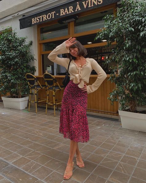 Marta Handrich on Instagram: “Spanish chica but loving french cuisine ❤️” French Midi Skirt Outfit, Spanish Fall Outfits, Spanish Clothing Aesthetic, Spanish Woman Aesthetic, Feminine Spring Outfits, Spanish Style Outfit, Sezane Skirt, Spanish Style Fashion, Spanish Style Clothing