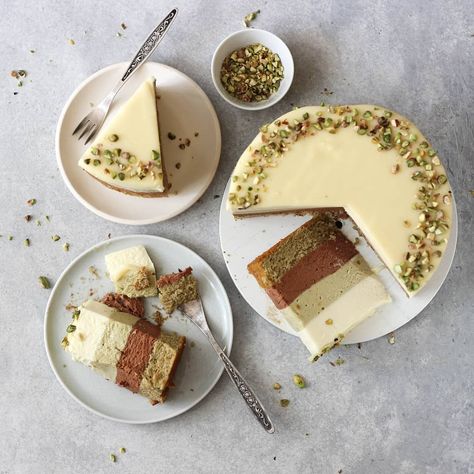 PISTACHIO & CHOCOLATE MOUSSE CAKE Peanut Cake, Snickers Cake, Mousse Cake Recipe, Fruit Pastries, Dark Chocolate Mousse, Pear Cake, Pastry Recipe, Pistachio Cake, Chocolate Sponge