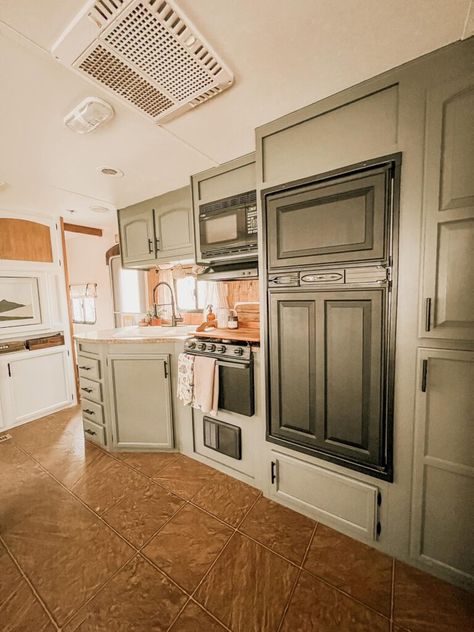 How to Turn Your Drab RV into a Fab Cabin on Wheels Cabin On Wheels, Paint Rv, Rv Cabinets, Rv Inspiration, Black Stainless Steel Kitchen, Custom Backsplash, Old Sink, Diy Camper Remodel, Rv Kitchen