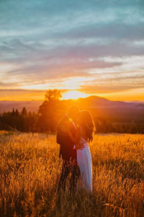 Engagement Sunset Photos, Sunset Couples Photoshoot, Couple Sunset Pictures, Summer Sunset Engagement Photos, Couples Sunset Photoshoot, Sunrise Engagement Pictures, Sunset Couple Pictures, Engagement Photos Sunset, Sunset Couple Photography