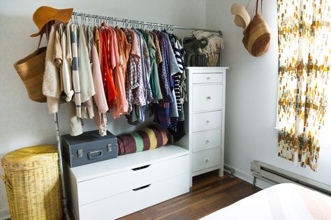 Real Small-Space Closet Solutions: How To Hang Your Clothes Out in the Open Without it Looking Like a Mess Small Space Clothing Storage, Apartment Therapy Small Spaces, Small Apartment Therapy, Diy Clothes Storage, Small Closet Space, No Closet Solutions, Open Closet, Small Space Bedroom, Small Closets