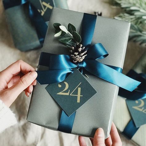 Birthday Wrapping Ideas, Professional Gift Ideas, Cute Gift Wrapping Ideas, Creative Wrapping, Christmas Wrap, Gift Wrapping Inspiration, Gift Wrapping Ideas, Diy Gifts For Him, Unique Gift Wrapping