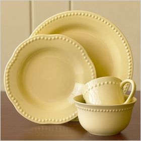 pretty-pastel-yellow-dishes Yellow Dishes, Yellow Dinnerware, Pretty Pottery, Yellow Pottery, Dinnerware Pottery, Yellow Cottage, Table Ware, Pastel House, White Dinnerware