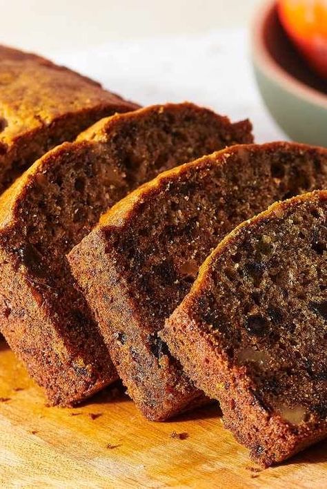 This top-rated persimmon bread is a delicious way to enjoy persimmons when in season. Persimmon Bread Recipe Easy, Seasonal Bread, Persimmon Bread Recipe, Persimmon Pulp, Oven Dried Strawberries, Veggie Crackers, Persimmon Bread, Banana Nut Oatmeal, Persimmon Pudding