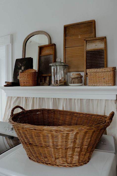 Country Laundry Room Decor, Vintage Washboard Decor, Small Laundry Entry Room Ideas, Coastal Cottage Laundry Room, Vintage Inspired Laundry Room, Laundry Room Ideas Vintage, Country Cottage Laundry Room, Small Cottage Laundry Room, Antique Laundry Room Decor