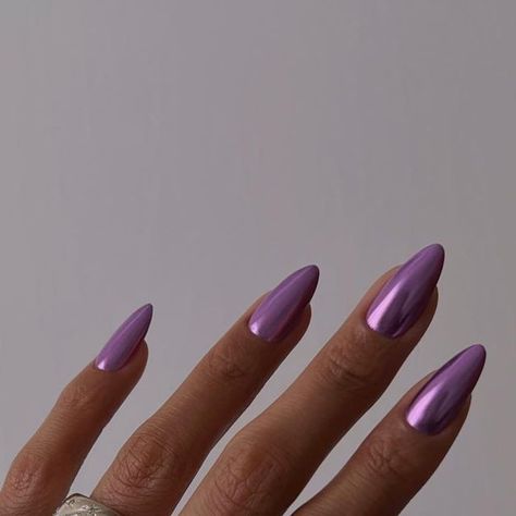 Lilac And Chrome Nails, Purple Silver Chrome Nails, Metallic Lilac Nails, Purple Translucent Nails, Matalic Nails Acrylic Purple, Deep Purple Chrome Nails, Circle Nail Designs, Chrome Lilac Nails, Purple Mirror Nails