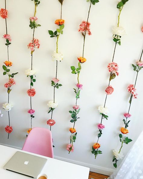 How To Make A Flower Curtain, Easy Flower Wall Backdrop, Flower Garland Wall Decor, Hanging Flower Wall Diy, Flower Wall Home Decor, Salon Photo Backdrop Wall Diy, Photo Flower Wall, Live Flower Wall, Flower Garland Photo Backdrop