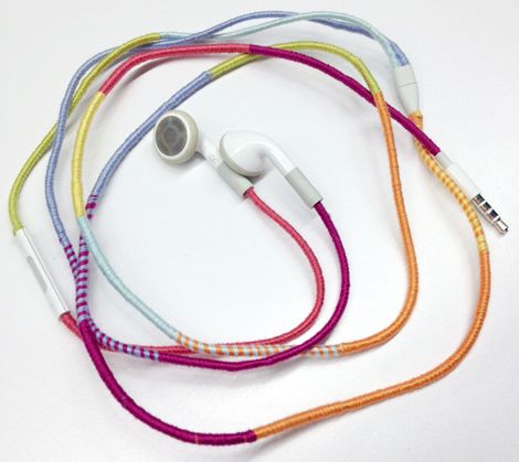 wrapped earphones - this would be great for traveling because nobody is going to have the exact same headphones as u, use different colors different styles and you will never lose them!;) Wrapped Earphones, Tangled Earphones, Earphones Wrap, Earphones Diy, Headphone Wrap, Lunch Hour, Diy Wrap, Cute Crafts, Embroidery Floss