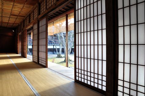 Japanese Shoji screens Shoji Screen Doors, Shoji Sliding Doors, Japanese Interior Design Modern, Japanese Sliding Doors, Shoji Doors, Diy Sliding Door, Sliding Screen Doors, Internal Sliding Doors, Shoji Screen