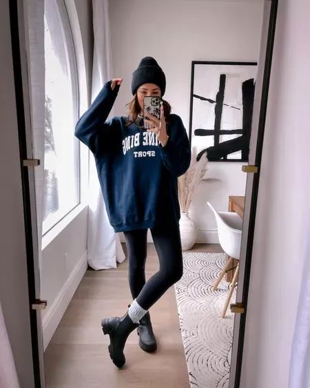 Winter Athleisure Outfits Boots, Ankle Rainboots Outfit Winter, Black Rainboots Outfit, Cute Outfits With Black Boots, Rainboots Outfit Winter, Black Rain Boots Outfit, Rain Boots Outfit Winter, Ankle Rain Boots Outfit, Rainboot Outfits