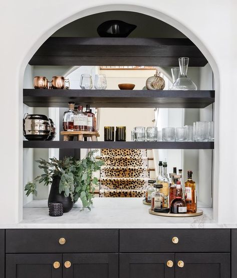 MILLICENT DESIGN STUDIO’s Instagram post: “Arched Bar 🖤 #barstyle #barreno #homebar #mirroredbacksplash #blackcabinets #floatingshelves #millicentdesignstudio #brasshardware…” Small Built In Bar, Built In Bar Cabinet, Arched Bar, Wine Corner, Bar In Living Room, Wet Bar Cabinets, Built In Wet Bar, Bar Nook, Family Room Remodel