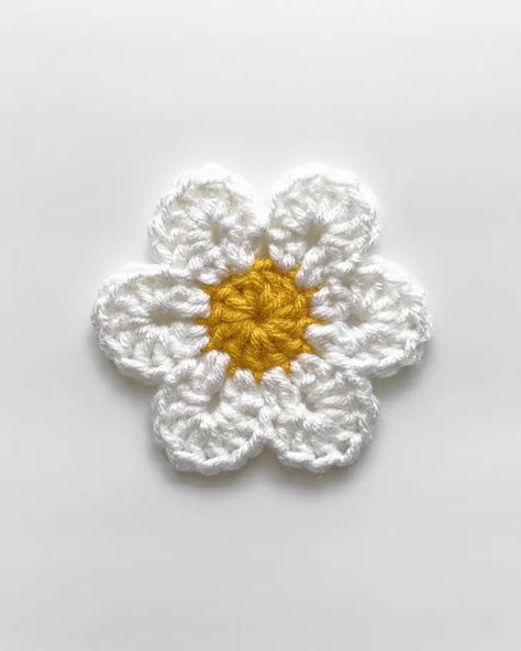 Daisy Motif Crochet, Miniature Crochet Flowers, Free Flower Crochet Pattern Simple, Mini Crochet Applique Free Pattern, Free Crochet Daisy Flower Pattern, Surface Crochet Flower, Crochet Fridge Magnets Free Pattern, Crochet Small Applique, Crochet Flower Easy Free Pattern