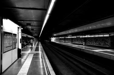 Metro Llacuna | da Diego Menna Urban Astethic, Reels Wallpaper, Street Background, Black And White Photo Wall, Motion Photography, Future Wallpaper, Dark Street, Shiva Photos, Tablet Wallpaper