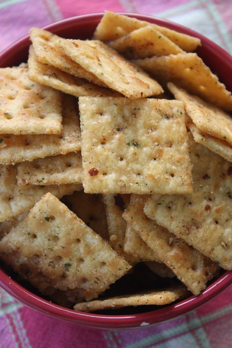 Spicy Saltines, Seasoned Saltine Crackers, Saltine Cracker Recipes, Spicy Crackers, Seasoned Crackers, Soda Crackers, Savoury Crackers, Saltine Crackers, Cracker Snacks