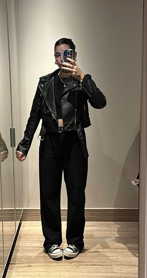 Layered All Black Outfit, Minimalist All Black Outfit, All Black Outfit Inspo Casual, Black Skinnies Outfit Casual, Styling All Black Outfits, Minimalist Goth Aesthetic, Punk Outfits Winter, Soft Rock Outfits, Fall Black Outfits