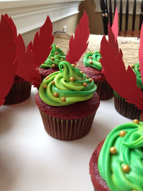 Peter Pan Themed Cupcakes <3 :] Peter Pan Cupcakes Ideas, Peter Pan Desserts, Peter Pan Themed Food, Peter Pan Food Ideas, Peter Pan Cupcakes, Peter Pan Food, Tiger Lily Peter Pan, Peter Pan Cake, Petar Pan