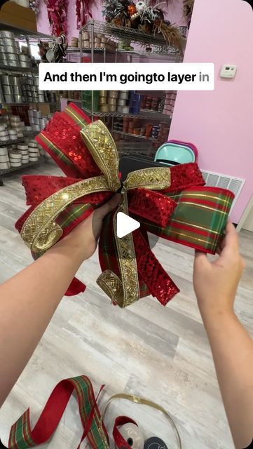 Emily Waldo on Instagram: "🚨 SHARE this Christmas Bow tutorial with your most festive bestie! 👯🎄today I’m ribbon shopping at my FAV holiday store in Tampa @burlapandblingdecor 🎀   This is all I could fit into the 90 second tutorial but just know that all you need is some wired ribbon, a pipe cleaner/floral wire and a strong hand! 🖐️   COMMENT below what theme I should incorporate each! 🩷🎄" Ribbon On Christmas Wreath, Crafts With Christmas Ribbon, Ribbon For Wreath Diy, Diy Easy Bows For Wreaths, How To Make A Wire Ribbon Bow, Wired Bow Tutorial, Making A Bow With Wire Ribbon, Wide Ribbon Crafts Ideas, Mesh Ribbon Ideas