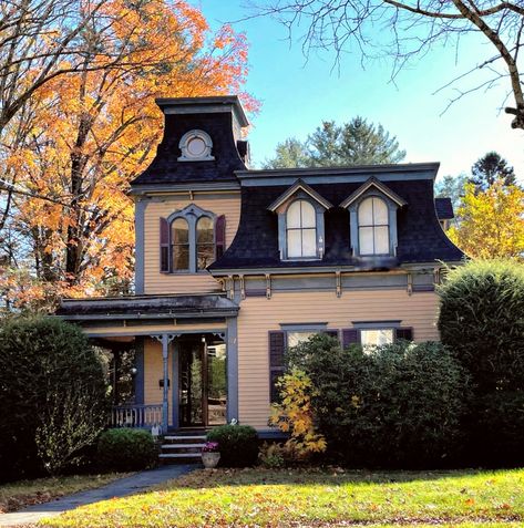 mansard roof – Buildings of New England New England Exterior, Neo Classic House, Second Empire House, Empire Architecture, Empire House, Boston House, Mansard Roof, Victorian Buildings, Building Roof